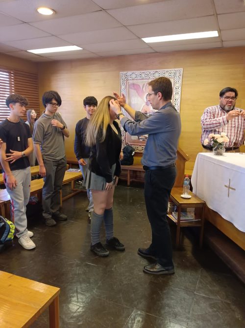 Grupo de catequesis de reúne con el padre Fernando Valdivieso