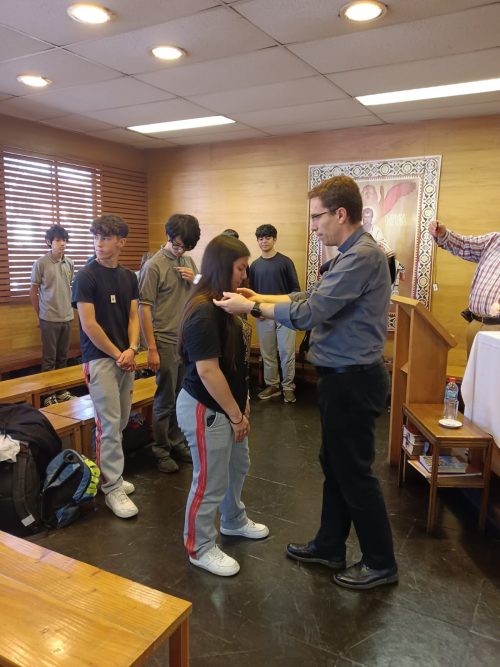 Grupo de catequesis de reúne con el padre Fernando Valdivieso