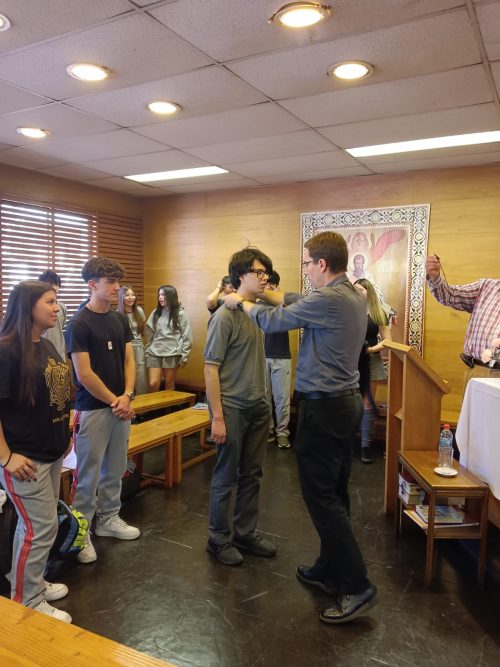 Grupo de catequesis de reúne con el padre Fernando Valdivieso