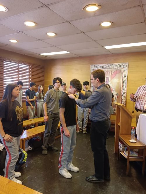 Grupo de catequesis de reúne con el padre Fernando Valdivieso