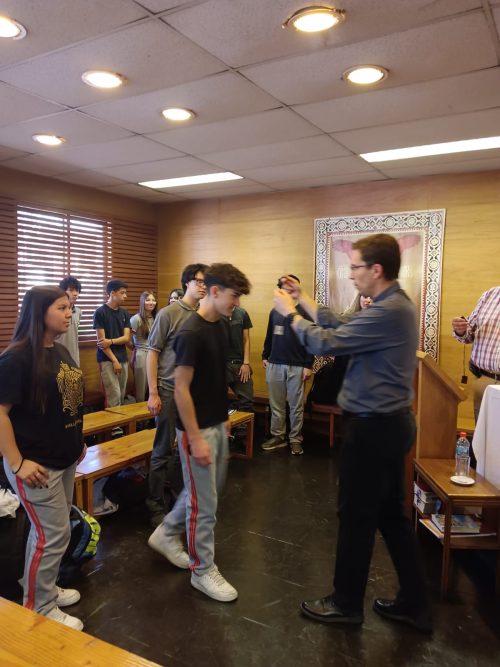 Grupo de catequesis de reúne con el padre Fernando Valdivieso
