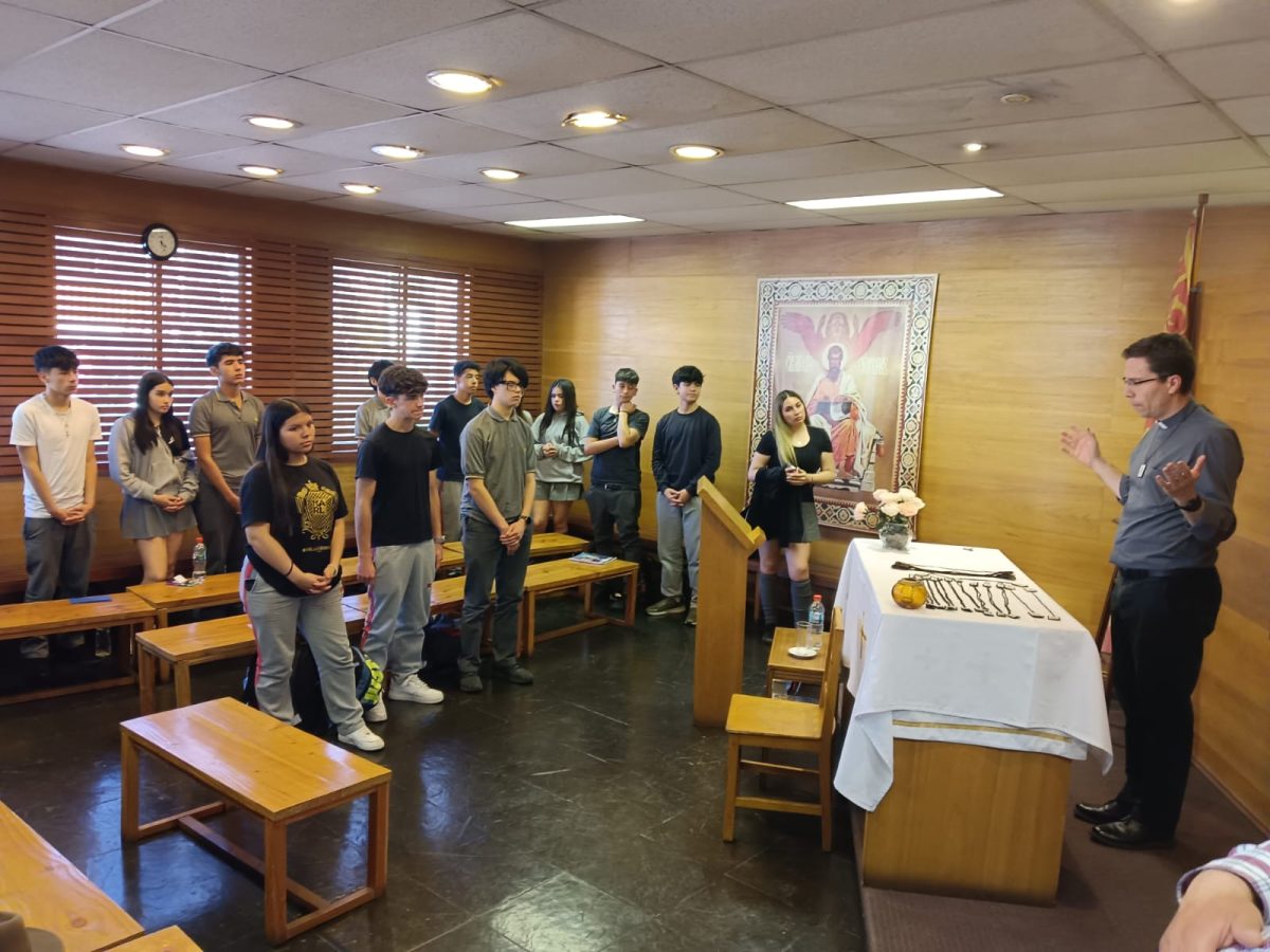 Grupo de catequesis de reúne con el padre Fernando Valdivieso