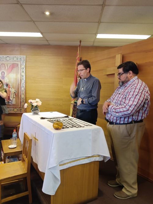 Grupo de catequesis de reúne con el padre Fernando Valdivieso
