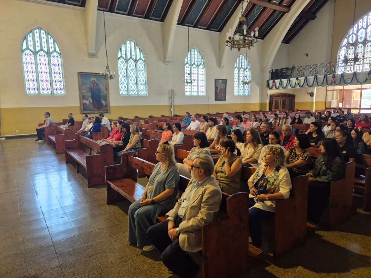 Funcionarios del Colegio San Marcos celebra la Luz de la Navidad