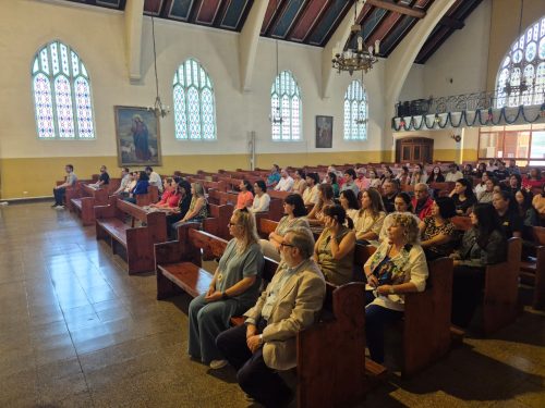 Funcionarios del Colegio San Marcos celebra la Luz de la Navidad