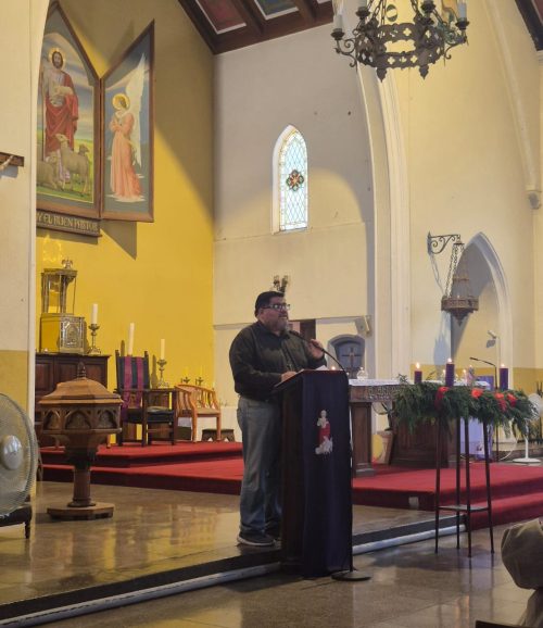 Funcionarios del Colegio San Marcos celebra la Luz de la Navidad
