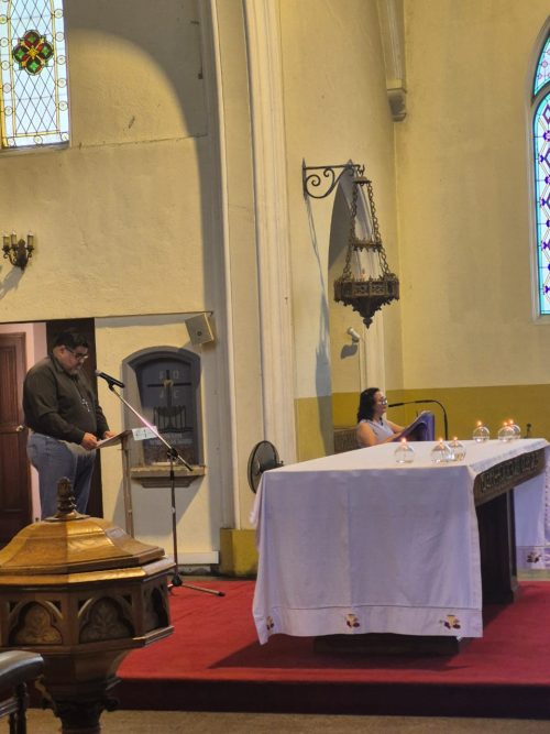 Funcionarios del Colegio San Marcos celebra la Luz de la Navidad
