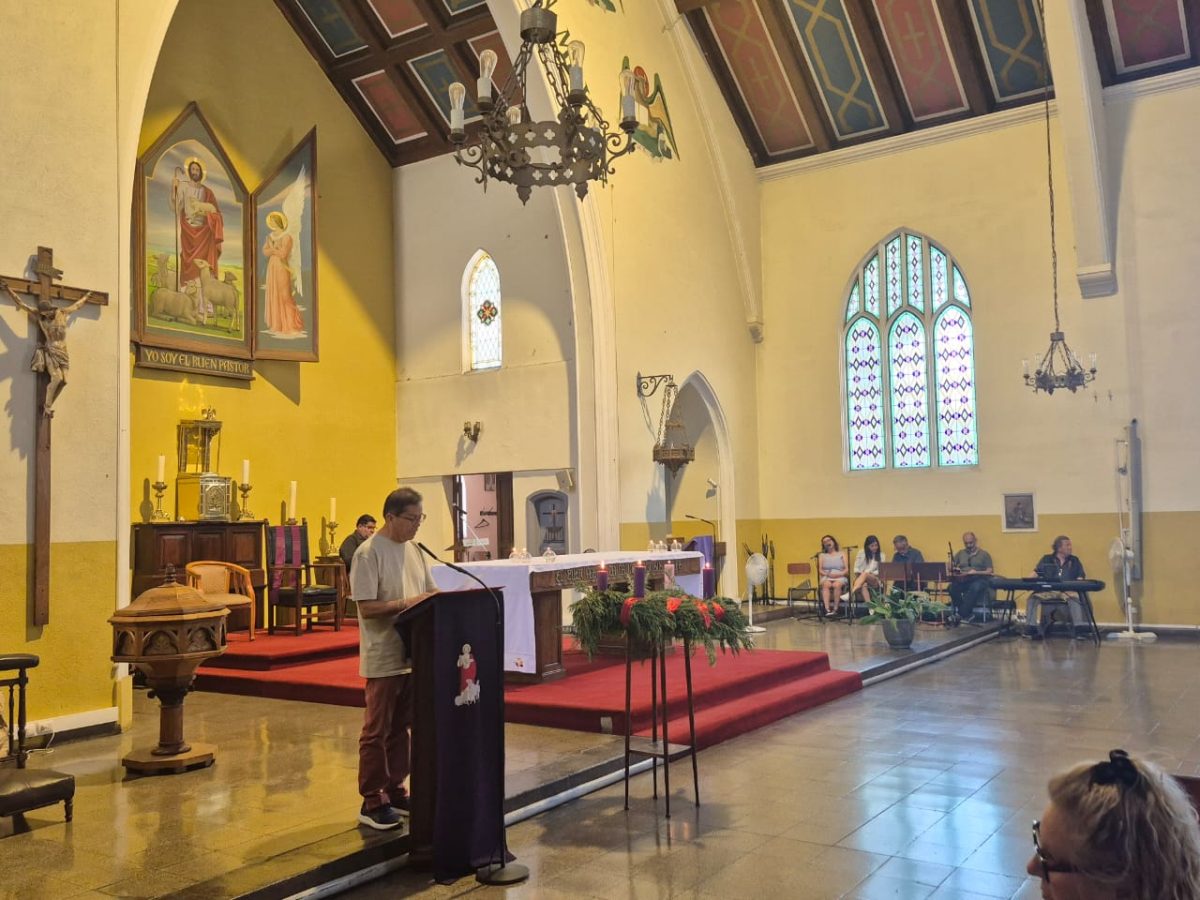 Funcionarios del Colegio San Marcos celebra la Luz de la Navidad