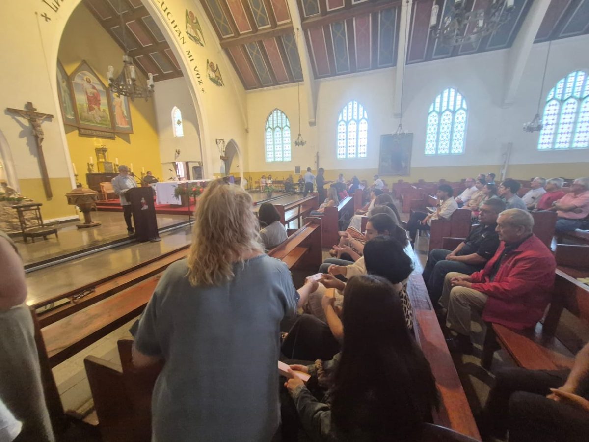 Funcionarios del Colegio San Marcos celebra la Luz de la Navidad