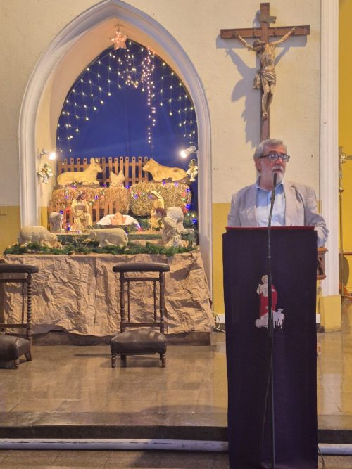 Funcionarios del Colegio San Marcos celebra la Luz de la Navidad