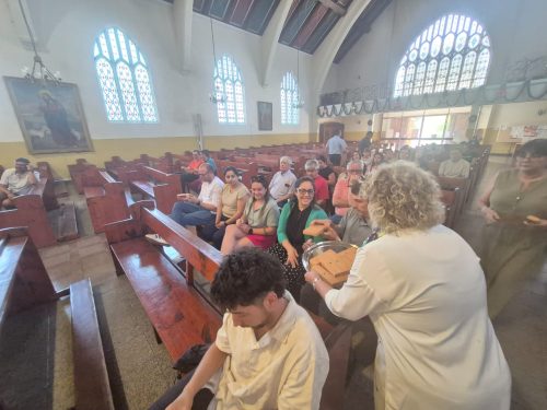 Funcionarios del Colegio San Marcos celebra la Luz de la Navidad