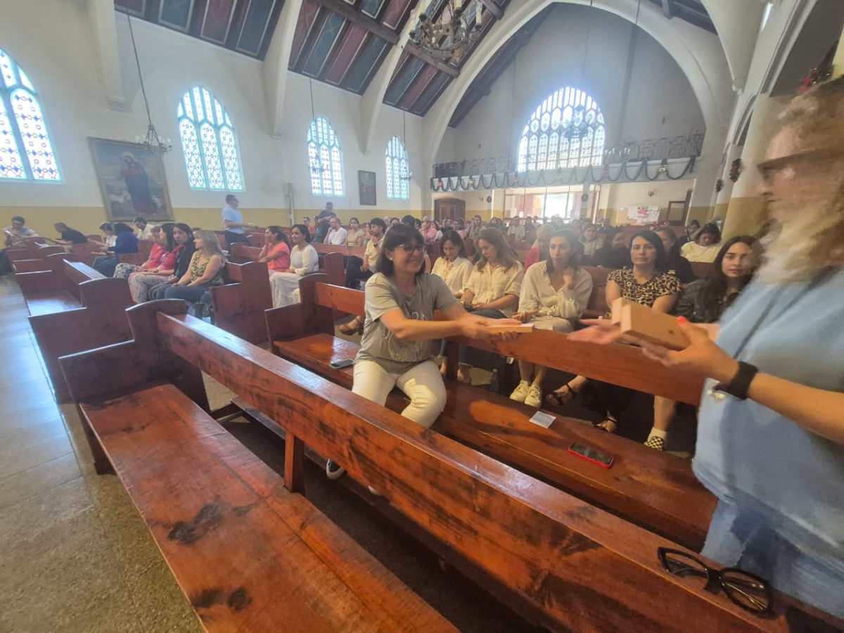 Funcionarios del Colegio San Marcos celebra la Luz de la Navidad