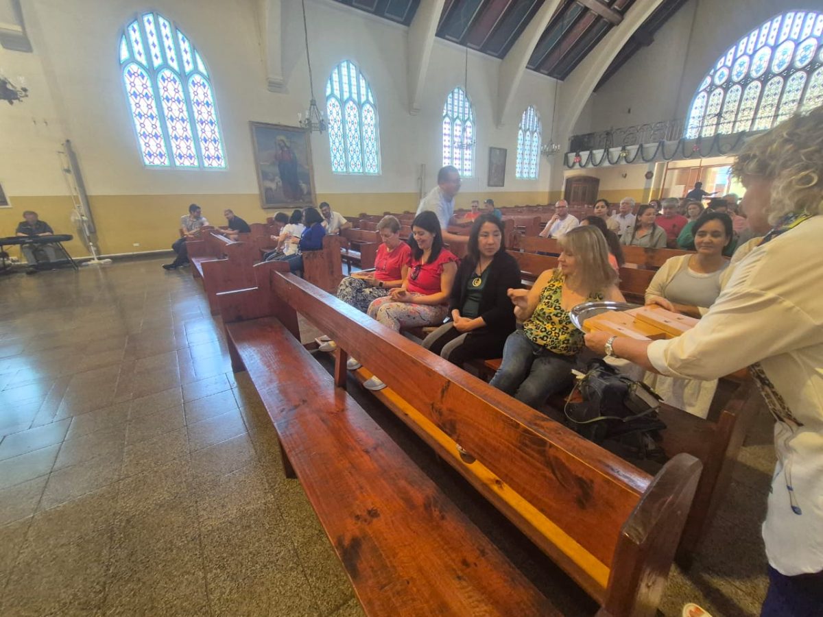 Funcionarios del Colegio San Marcos celebra la Luz de la Navidad