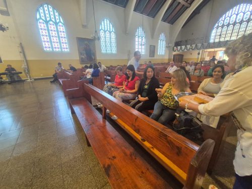 Funcionarios del Colegio San Marcos celebra la Luz de la Navidad