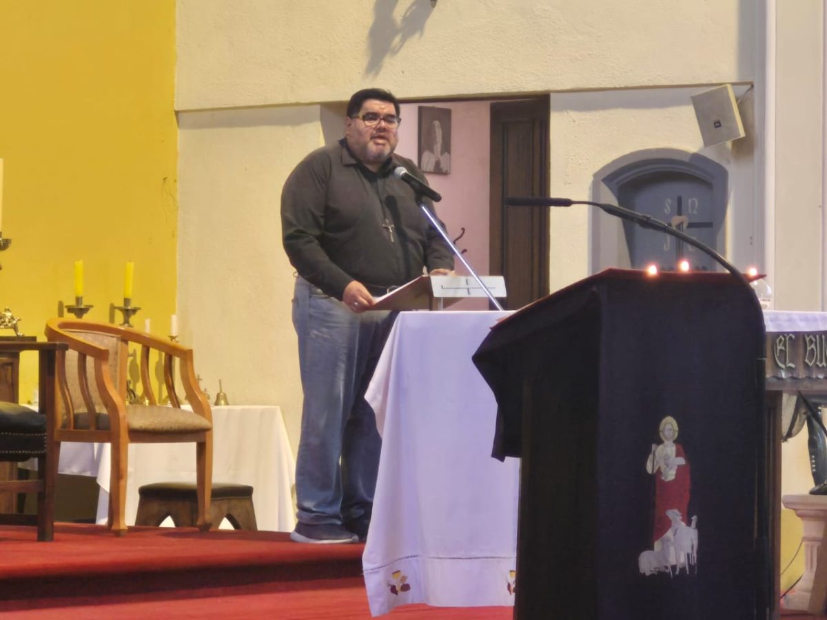 Funcionarios del Colegio San Marcos celebra la Luz de la Navidad