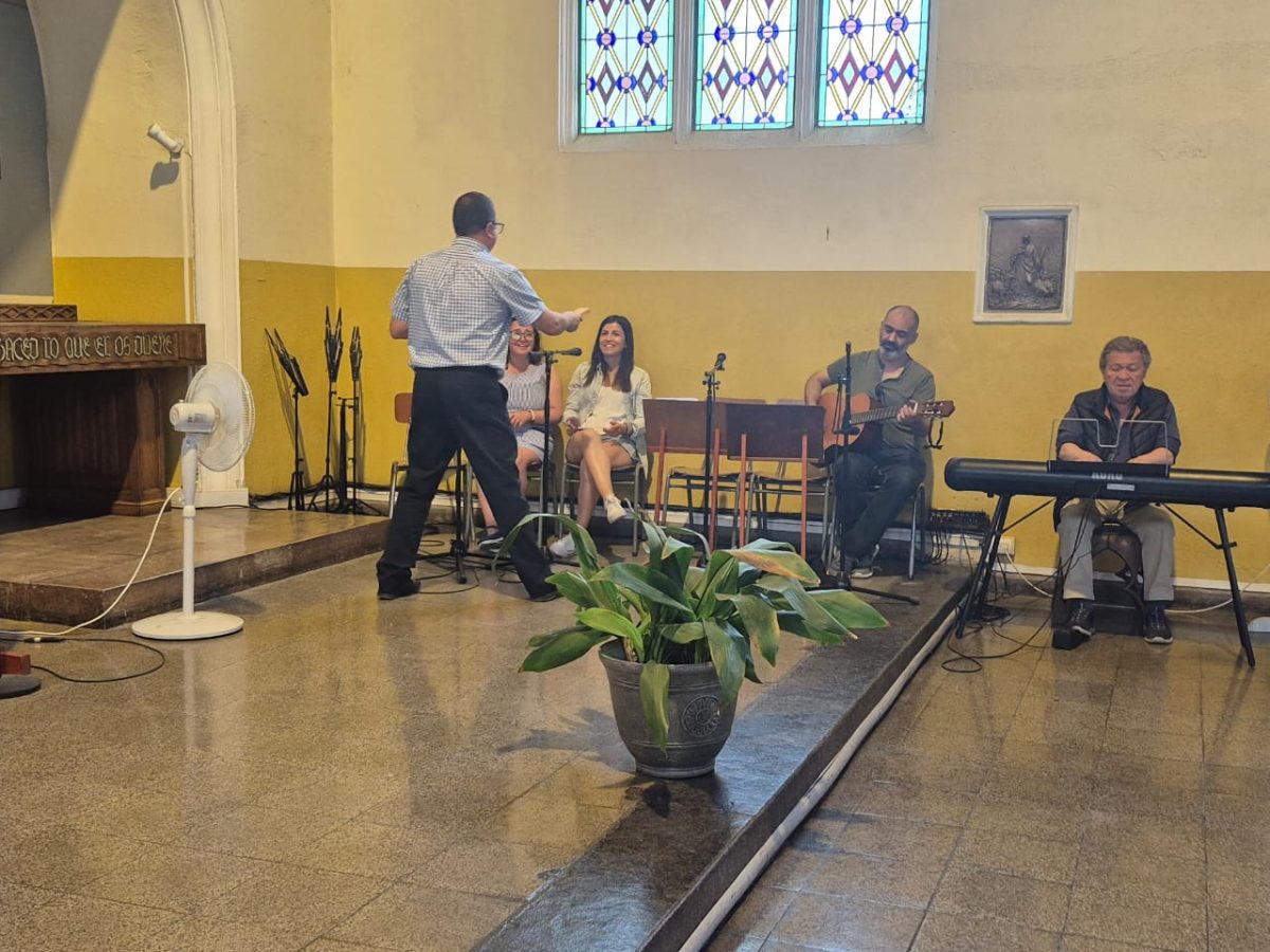 Funcionarios del Colegio San Marcos celebra la Luz de la Navidad