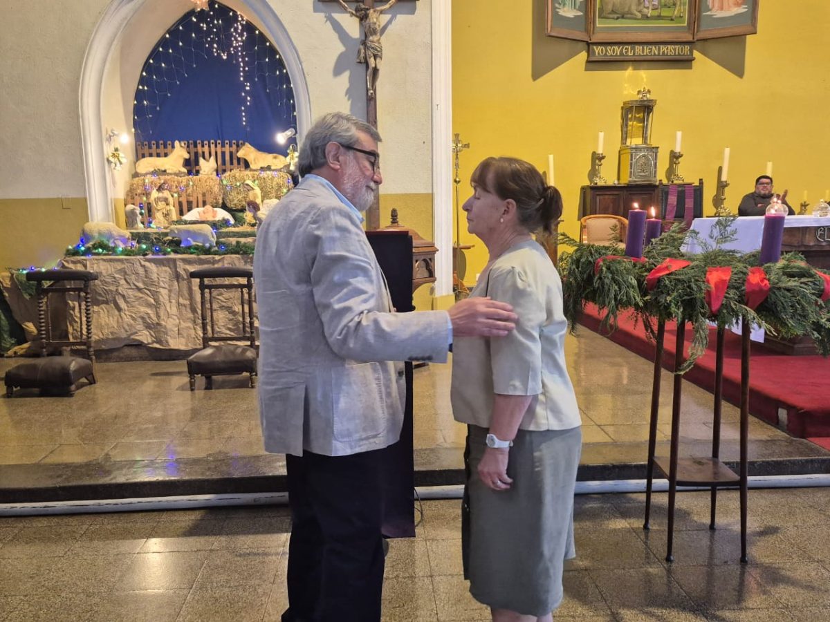 Funcionarios del Colegio San Marcos celebra la Luz de la Navidad