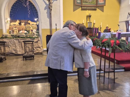 Funcionarios del Colegio San Marcos celebra la Luz de la Navidad