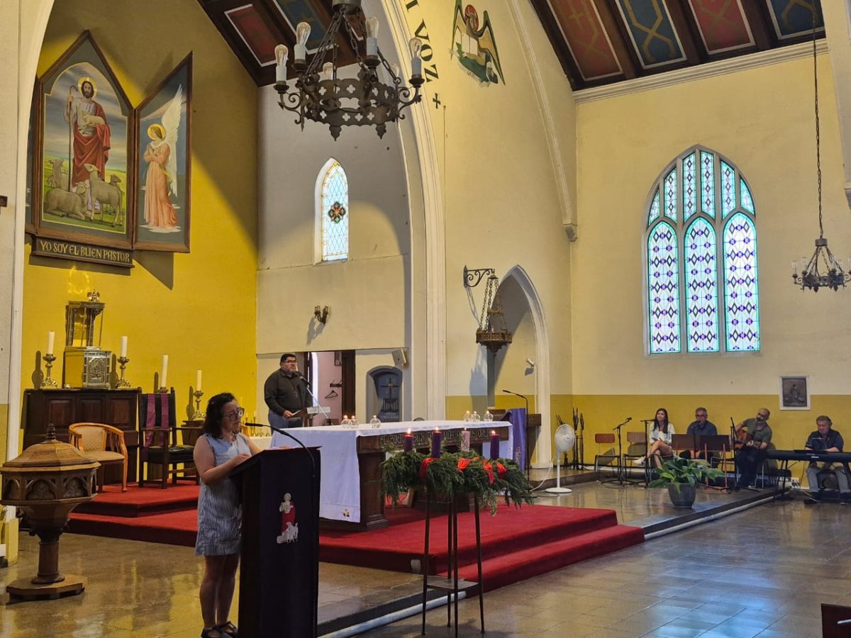 Funcionarios del Colegio San Marcos celebra la Luz de la Navidad