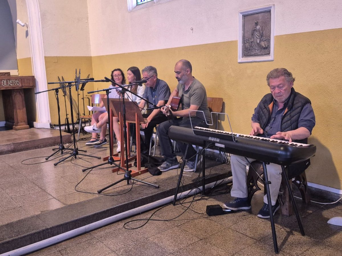 Funcionarios del Colegio San Marcos celebra la Luz de la Navidad