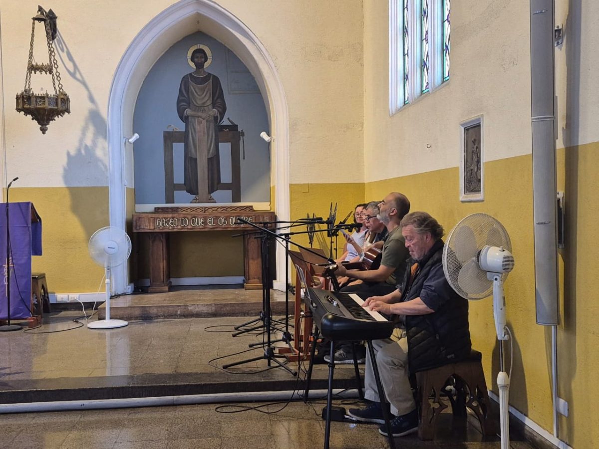 Funcionarios del Colegio San Marcos celebra la Luz de la Navidad