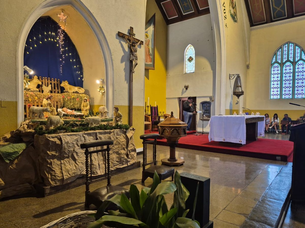 Funcionarios del Colegio San Marcos celebra la Luz de la Navidad