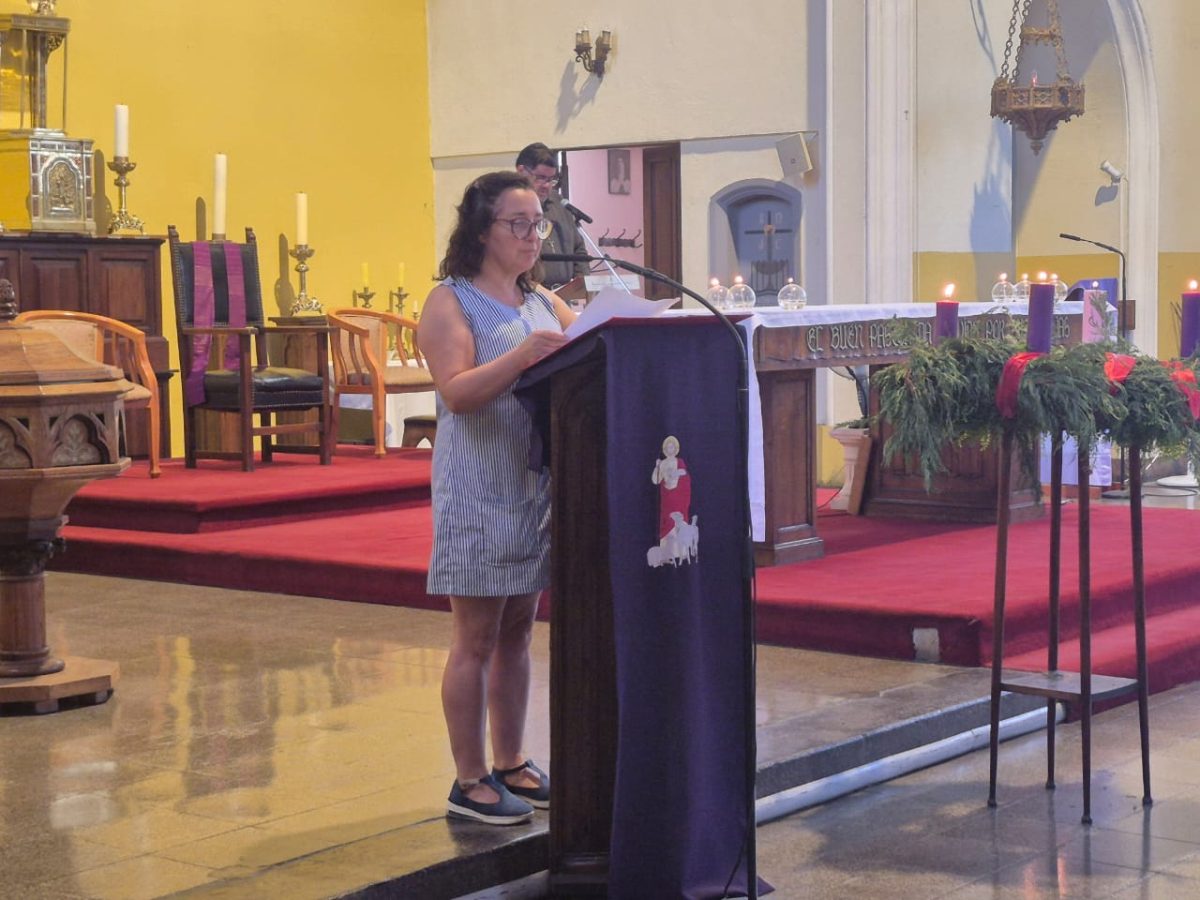 Funcionarios del Colegio San Marcos celebra la Luz de la Navidad