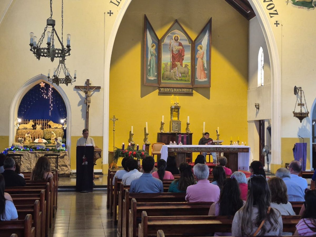 Funcionarios del Colegio San Marcos celebra la Luz de la Navidad
