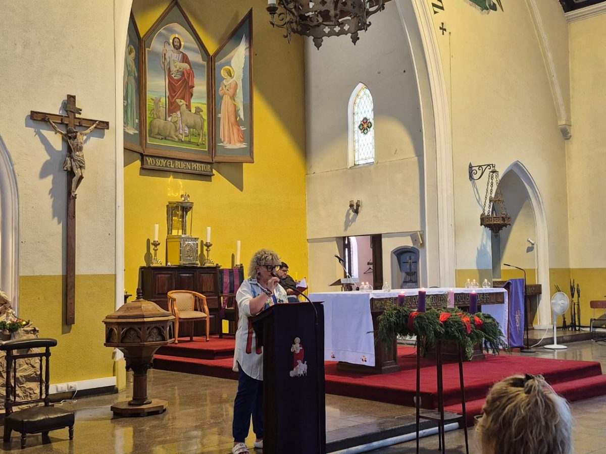 Funcionarios del Colegio San Marcos celebra la Luz de la Navidad