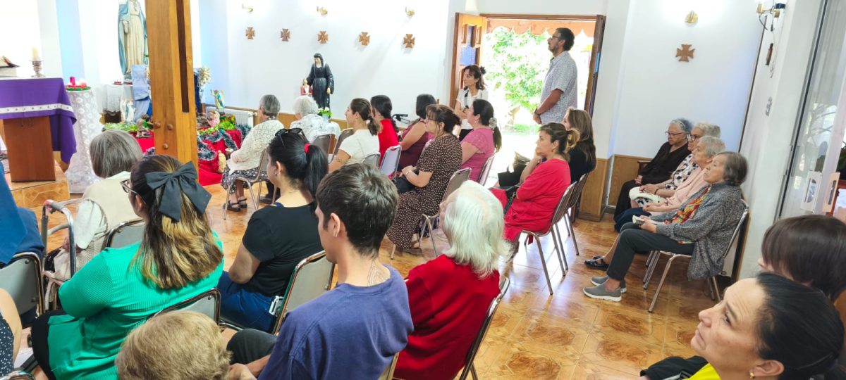 Visita y celebración de profesores al Hogar el atardecer
