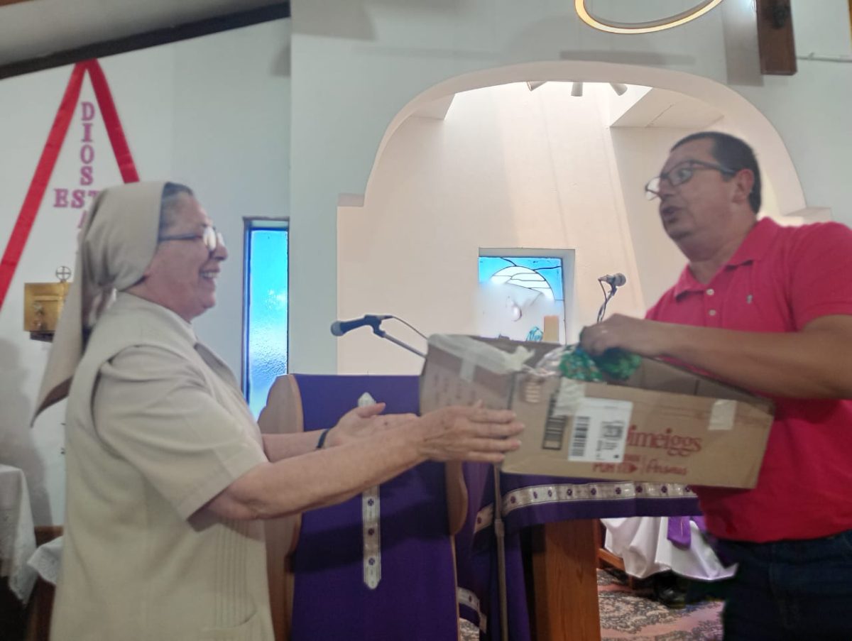 Visita y celebración de profesores al Hogar el atardecer