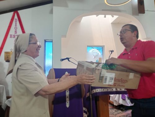 Visita y celebración de profesores al Hogar el atardecer
