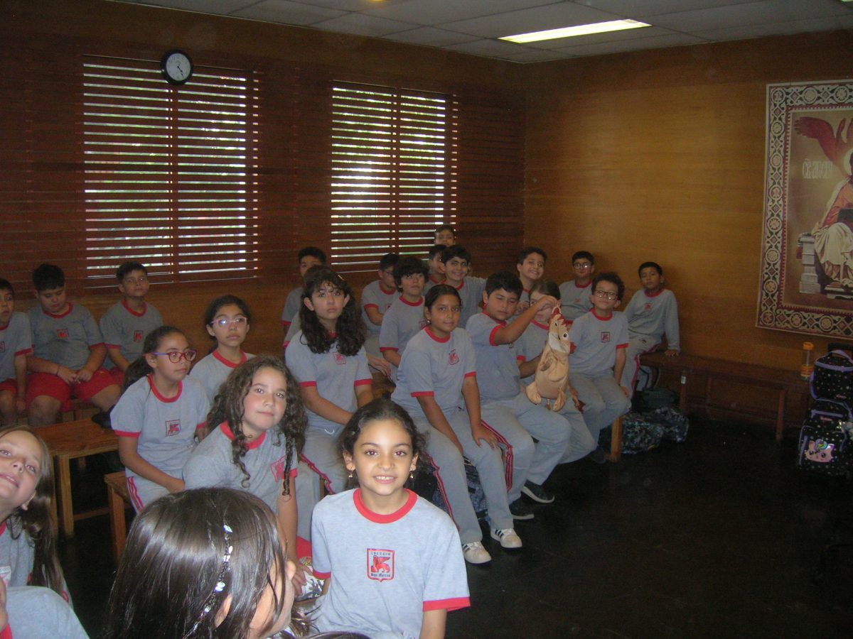 Esta semana, hemos iniciado los encuentros de las distintas catequesis del colegio, ayer martes 7 comenzó la catequesis Pre Juvenil, instancia que prepara a los niños de 5° a 7° Básico, que no han recibido la primera comunión.  Hoy miércoles 8, han iniciado la catequesis infantil, que prepara a los estudiantes de 4° Básico, para recibir su primera comunión. También dio inicio la catequesis de confirmación, en la que participan estudiantes de I° a IV° Medio.  Es destacable el número de participantes en cada grupo: Infantil 33 niños, Pre Juvenil 17 jóvenes y Confirmación 25 estudiantes.  Una de las cosas más destacable, es que año a año, vamos aumentando a los participantes, en estas instancias de formación en la Fe y que todos los que participan lo hacen  de manera voluntaria, por una decisión personal o motivados por sus familias.  San Marcos, ruega por nosotros….