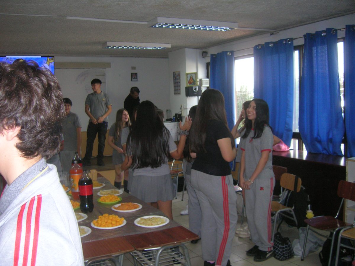 Esta semana, hemos iniciado los encuentros de las distintas catequesis del colegio, ayer martes 7 comenzó la catequesis Pre Juvenil, instancia que prepara a los niños de 5° a 7° Básico, que no han recibido la primera comunión.  Hoy miércoles 8, han iniciado la catequesis infantil, que prepara a los estudiantes de 4° Básico, para recibir su primera comunión. También dio inicio la catequesis de confirmación, en la que participan estudiantes de I° a IV° Medio.  Es destacable el número de participantes en cada grupo: Infantil 33 niños, Pre Juvenil 17 jóvenes y Confirmación 25 estudiantes.  Una de las cosas más destacable, es que año a año, vamos aumentando a los participantes, en estas instancias de formación en la Fe y que todos los que participan lo hacen  de manera voluntaria, por una decisión personal o motivados por sus familias.  San Marcos, ruega por nosotros….