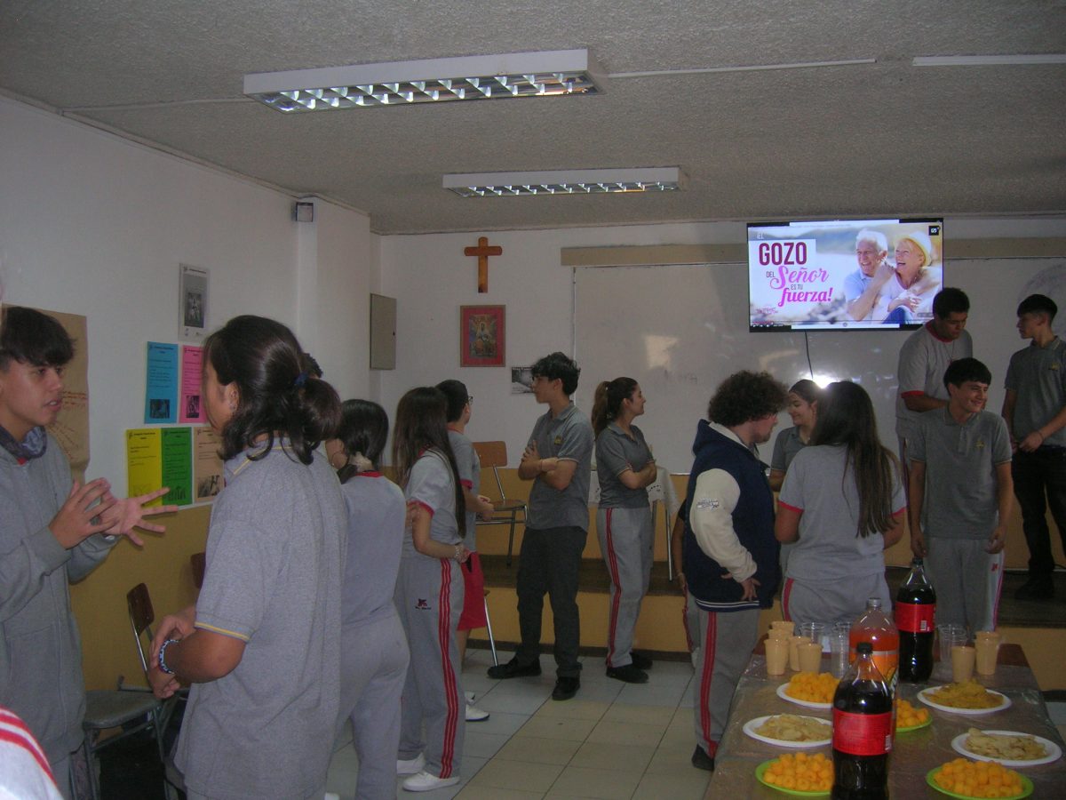 Esta semana, hemos iniciado los encuentros de las distintas catequesis del colegio, ayer martes 7 comenzó la catequesis Pre Juvenil, instancia que prepara a los niños de 5° a 7° Básico, que no han recibido la primera comunión.  Hoy miércoles 8, han iniciado la catequesis infantil, que prepara a los estudiantes de 4° Básico, para recibir su primera comunión. También dio inicio la catequesis de confirmación, en la que participan estudiantes de I° a IV° Medio.  Es destacable el número de participantes en cada grupo: Infantil 33 niños, Pre Juvenil 17 jóvenes y Confirmación 25 estudiantes.  Una de las cosas más destacable, es que año a año, vamos aumentando a los participantes, en estas instancias de formación en la Fe y que todos los que participan lo hacen  de manera voluntaria, por una decisión personal o motivados por sus familias.  San Marcos, ruega por nosotros….
