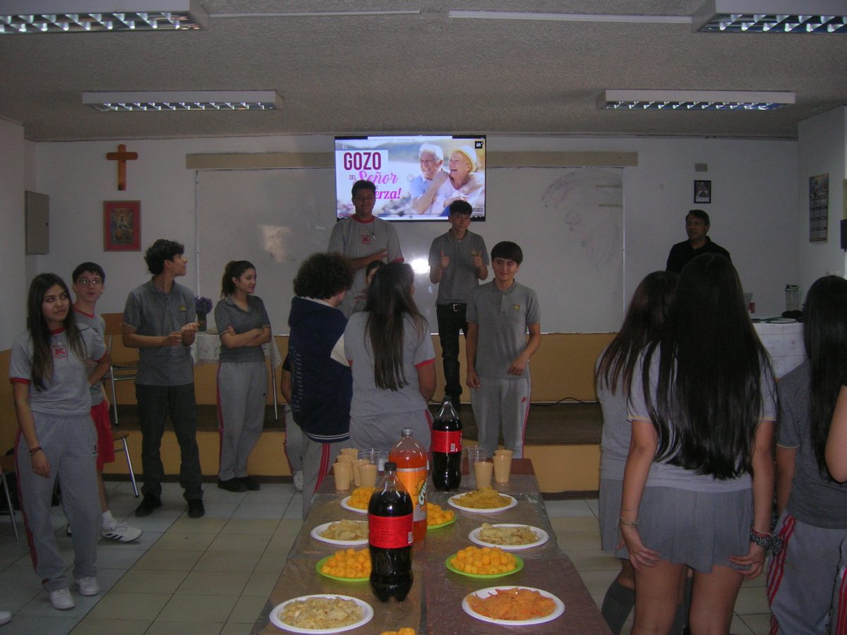 Esta semana, hemos iniciado los encuentros de las distintas catequesis del colegio, ayer martes 7 comenzó la catequesis Pre Juvenil, instancia que prepara a los niños de 5° a 7° Básico, que no han recibido la primera comunión.  Hoy miércoles 8, han iniciado la catequesis infantil, que prepara a los estudiantes de 4° Básico, para recibir su primera comunión. También dio inicio la catequesis de confirmación, en la que participan estudiantes de I° a IV° Medio.  Es destacable el número de participantes en cada grupo: Infantil 33 niños, Pre Juvenil 17 jóvenes y Confirmación 25 estudiantes.  Una de las cosas más destacable, es que año a año, vamos aumentando a los participantes, en estas instancias de formación en la Fe y que todos los que participan lo hacen  de manera voluntaria, por una decisión personal o motivados por sus familias.  San Marcos, ruega por nosotros….