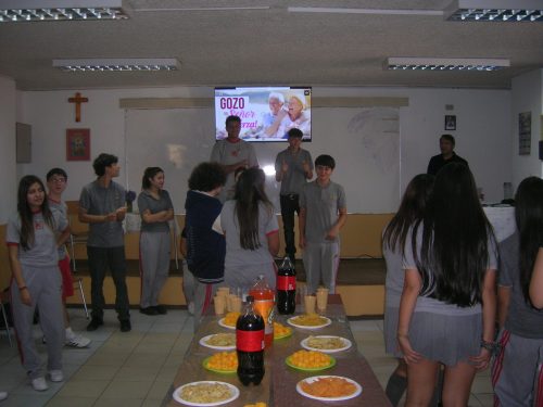 Esta semana, hemos iniciado los encuentros de las distintas catequesis del colegio, ayer martes 7 comenzó la catequesis Pre Juvenil, instancia que prepara a los niños de 5° a 7° Básico, que no han recibido la primera comunión.  Hoy miércoles 8, han iniciado la catequesis infantil, que prepara a los estudiantes de 4° Básico, para recibir su primera comunión. También dio inicio la catequesis de confirmación, en la que participan estudiantes de I° a IV° Medio.  Es destacable el número de participantes en cada grupo: Infantil 33 niños, Pre Juvenil 17 jóvenes y Confirmación 25 estudiantes.  Una de las cosas más destacable, es que año a año, vamos aumentando a los participantes, en estas instancias de formación en la Fe y que todos los que participan lo hacen  de manera voluntaria, por una decisión personal o motivados por sus familias.  San Marcos, ruega por nosotros….