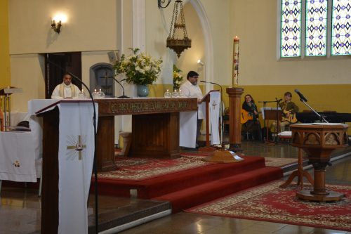 Bautismo de estudiantes de la catequesis de Primera Comunión