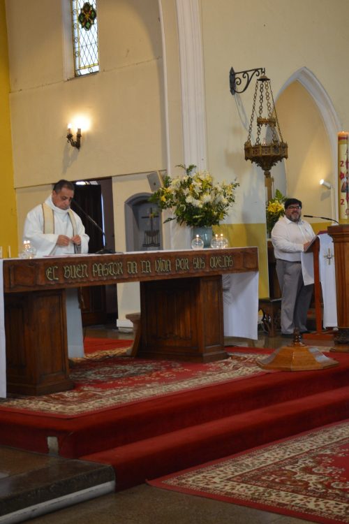 Bautismo de estudiantes de la catequesis de Primera Comunión