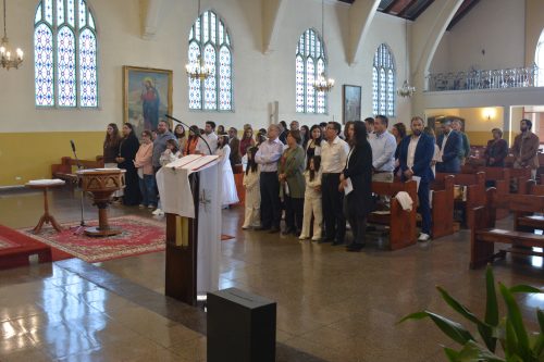 Bautismo de estudiantes de la catequesis de Primera Comunión