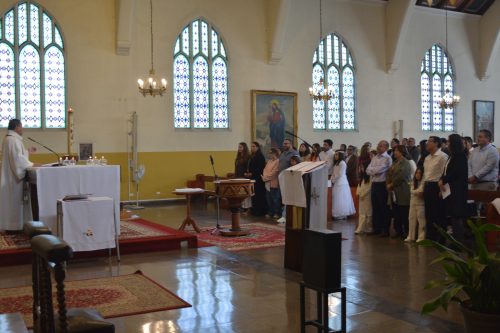 Bautismo de estudiantes de la catequesis de Primera Comunión
