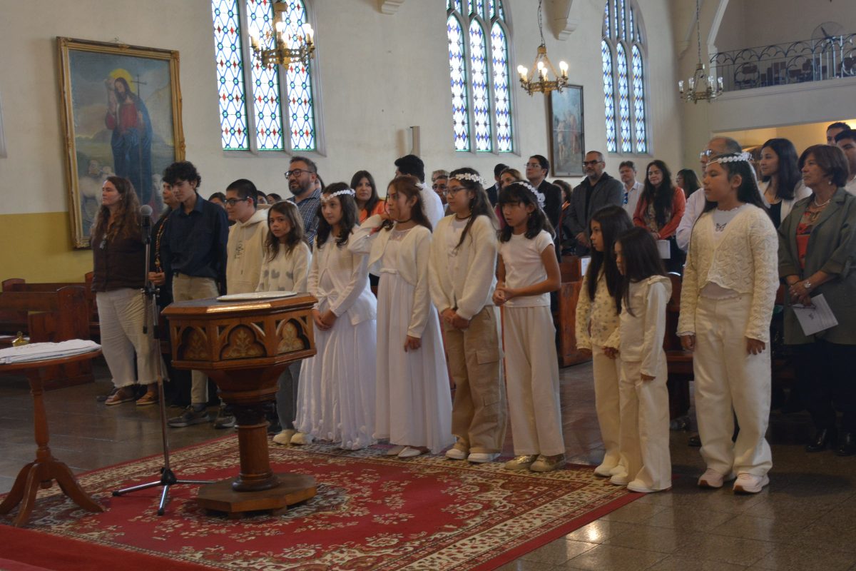 Bautismo de estudiantes de la catequesis de Primera Comunión