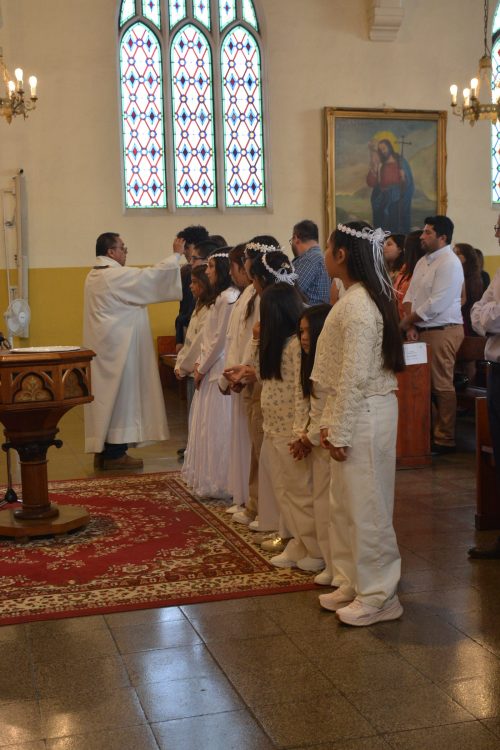 Bautismo de estudiantes de la catequesis de Primera Comunión