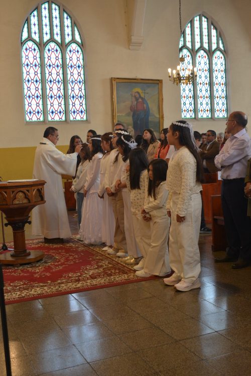 Bautismo de estudiantes de la catequesis de Primera Comunión