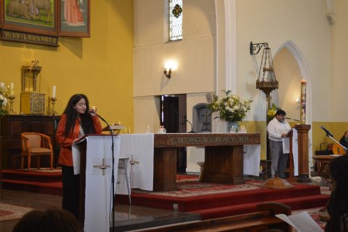 Bautismo de estudiantes de la catequesis de Primera Comunión