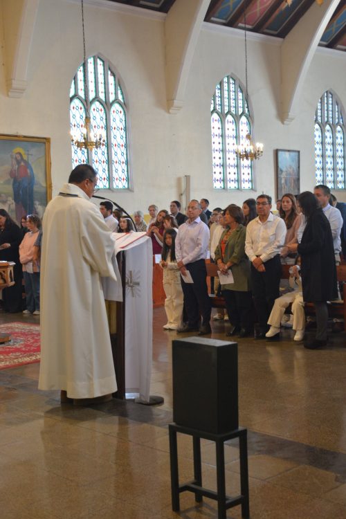 Bautismo de estudiantes de la catequesis de Primera Comunión