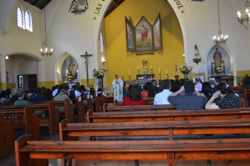 Bautismo de estudiantes de la catequesis de Primera Comunión