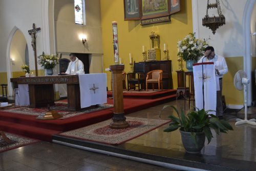 Bautismo de estudiantes de la catequesis de Primera Comunión