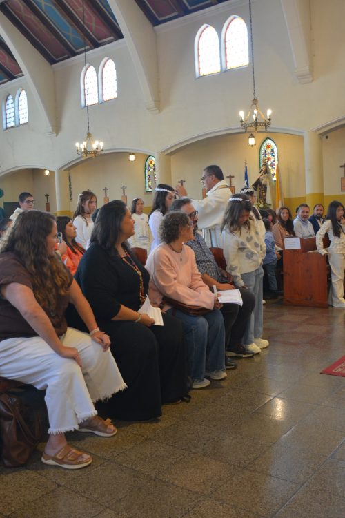 Bautismo de estudiantes de la catequesis de Primera Comunión