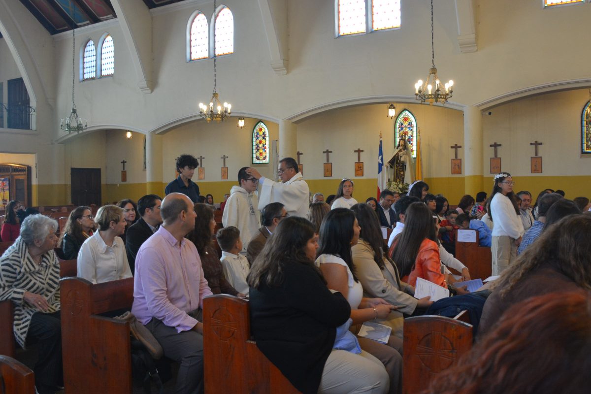 Bautismo de estudiantes de la catequesis de Primera Comunión